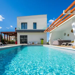  Villa Olea With Heated Pool And Jacuzzi