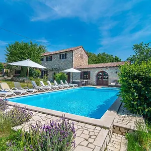 https://villa-murva.in-istria.net
