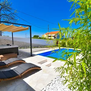  Villa Village Idylle With Heated Pool, Sauna, Jacuzzy And Private Parking